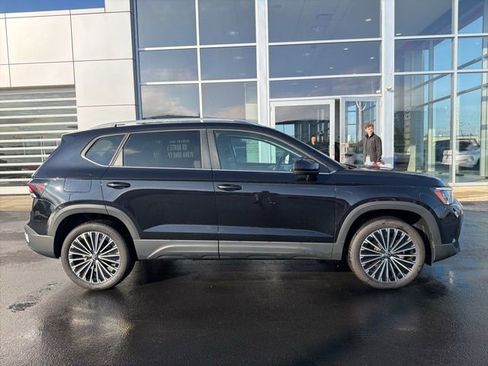 Used 2025 Volkswagen Taos SE FWD image 8