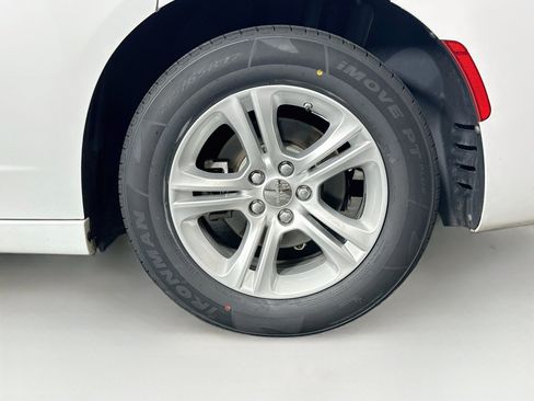 Used 2022 Dodge Charger SXT w/ Leather Interior Group RWD image 11