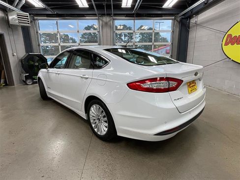Used 2016 Ford Fusion SE w/ Equipment Group 502A FWD image 3