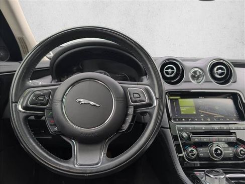 Used 2019 Jaguar XJ R-Sport RWD image 20