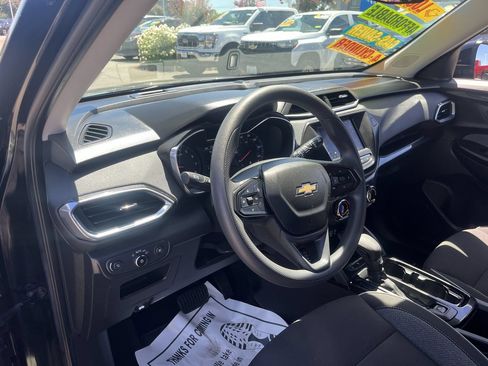 Used 2023 Chevrolet TrailBlazer LT FWD image 9