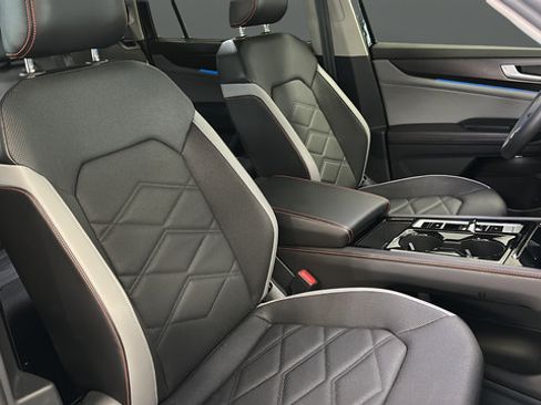 Used 2024 Volkswagen Atlas Peak Edition SE AWD/4WD image 23
