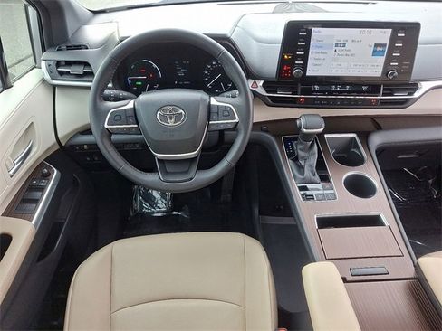 Used 2023 Toyota Sienna XLE image 11