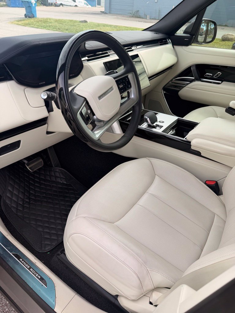 Used 2025 Land Rover Range Rover SE AWD/4WD image 2