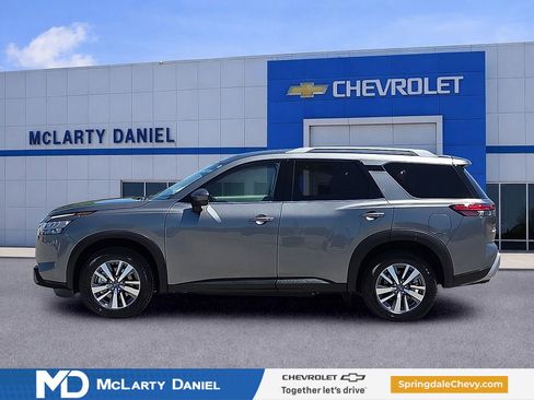 Used 2024 Nissan Pathfinder SL FWD image 3