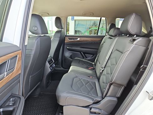 New 2026 Volkswagen Atlas SE image 9
