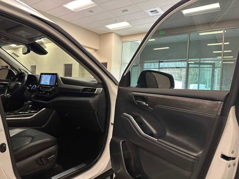 Certified 2022 Toyota Highlander Limited image 29
