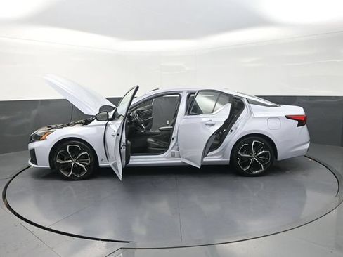 Used 2024 Nissan Altima 2.5 SR FWD image 42