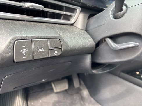 Used 2023 Hyundai Elantra Limited w/ Preferred Accessory Package FWD image 11