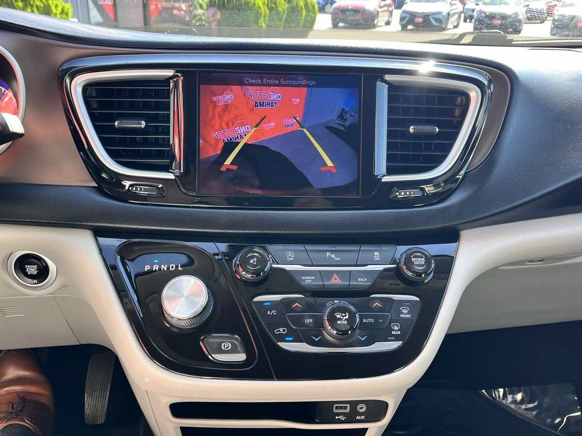 Used 2017 Chrysler Pacifica Touring-L FWD image 10