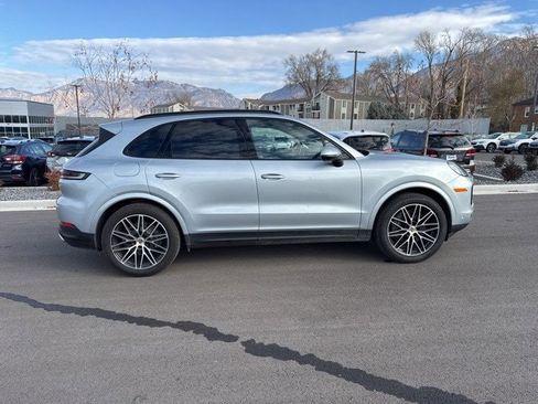 Used 2024 Porsche Cayenne w/ Premium Package image 2