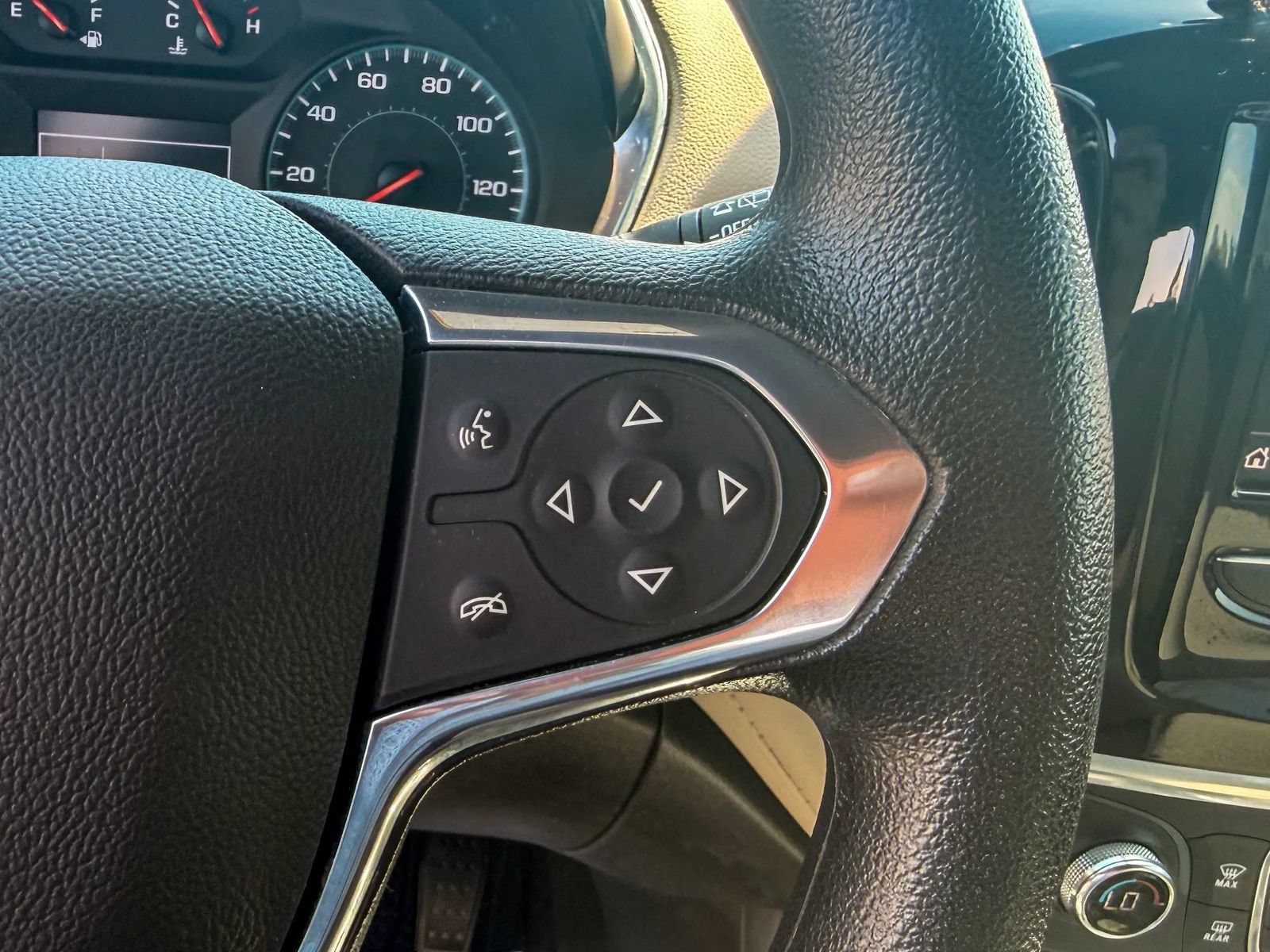 Used 2022 Chevrolet Traverse LS FWD image 25
