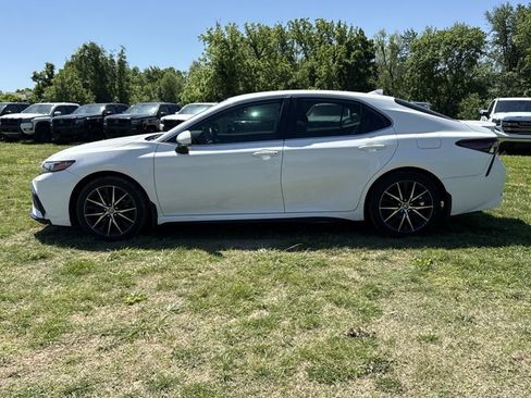 Used 2022 Toyota Camry SE FWD image 3