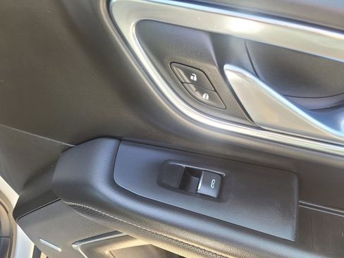 Used 2023 Chevrolet Suburban Premier image 8