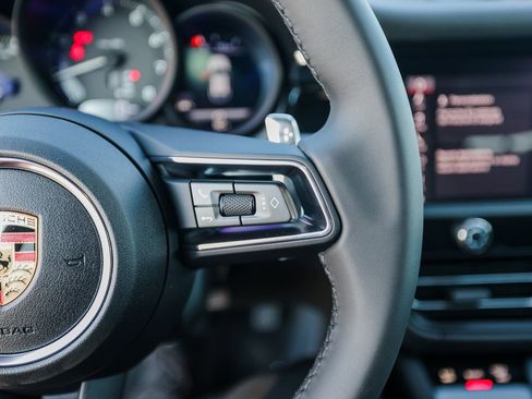 Certified 2026 Porsche Macan image 16