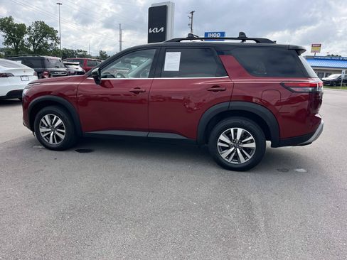 Used 2023 Nissan Pathfinder SL w/ Black Appearance Package AWD/4WD image 6