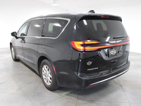 Used 2025 Chrysler Pacifica Select FWD image 7