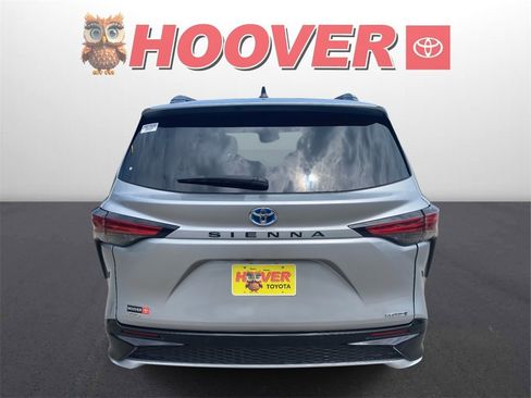 Used 2023 Toyota Sienna XSE image 3