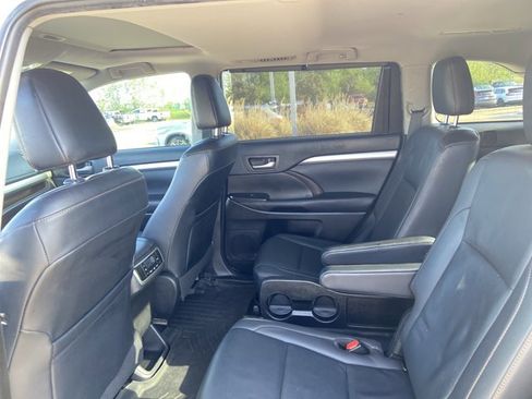 Used 2019 Toyota Highlander XLE image 17