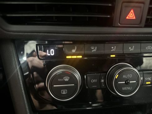 Used 2019 Volkswagen Jetta SE FWD image 33