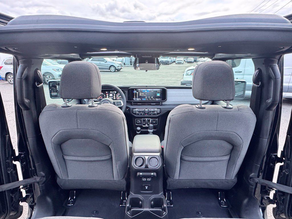 Used 2026 Jeep Wrangler Unlimited Sahara AWD/4WD image 24