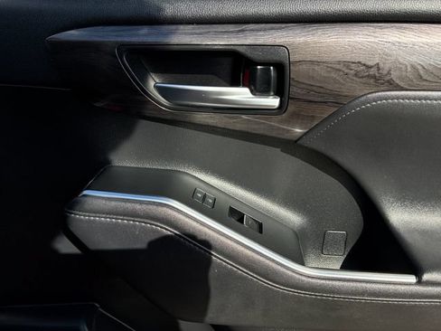 Used 2020 Toyota Highlander Limited FWD image 17
