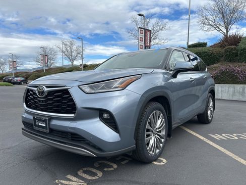 Certified 2022 Toyota Highlander Platinum image 2