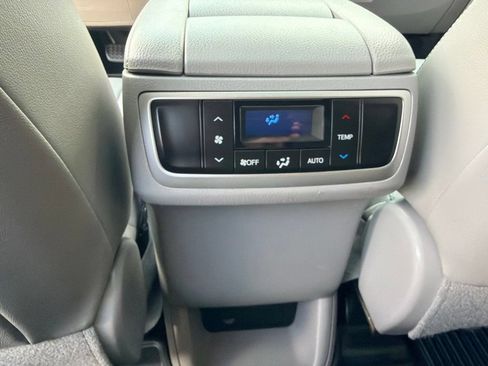 Used 2019 Toyota Highlander XLE AWD/4WD image 16