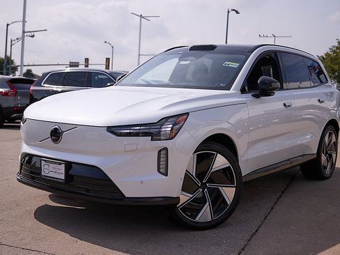 New 2025 Volvo EX90 Ultra image 2
