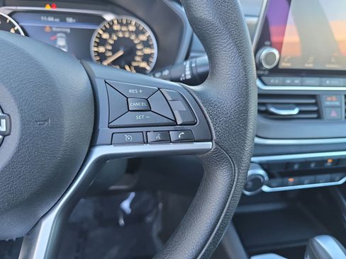 Used 2024 Nissan Altima 2.5 SV image 23