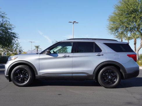 Used 2022 Ford Explorer XLT w/ Equipment Group 202A image 2