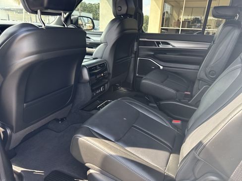 Used 2025 Jeep Wagoneer Series II w/ Premium Group I AWD/4WD image 6