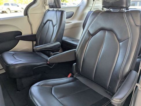 Used 2023 Chrysler Pacifica Touring-L FWD image 26