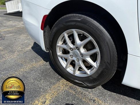 Used 2024 Chrysler Pacifica Touring-L FWD image 22