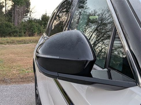 Used 2025 Lincoln Nautilus Premier image 11