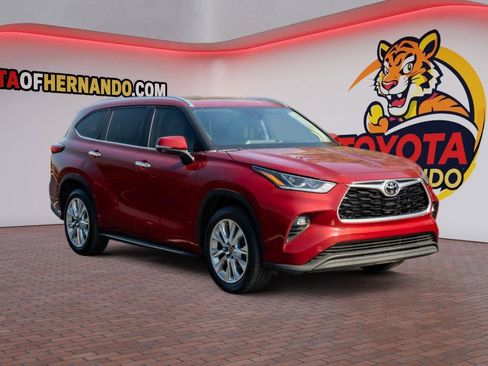 Used 2023 Toyota Highlander Limited FWD image 3