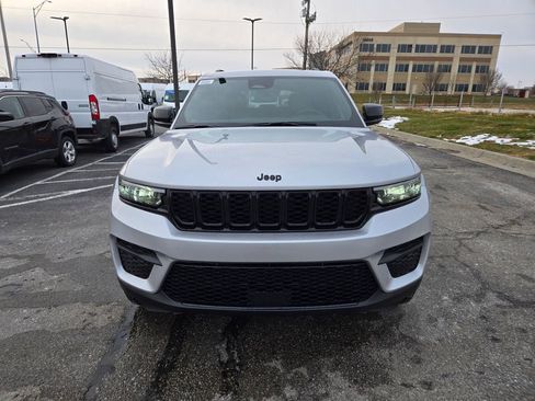 New 2025 Jeep Grand Cherokee Altitude image 10