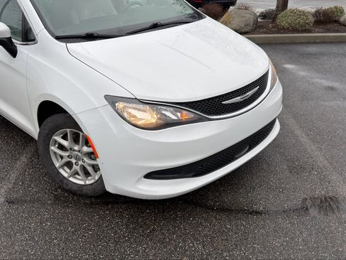 Used 2021 Chrysler Voyager Lxi image 3