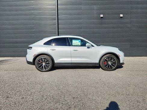 New 2026 Porsche Macan 4S Electric image 8