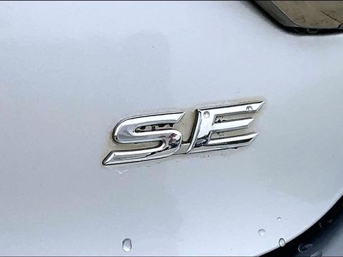 Used 2017 Toyota Camry SE w/ Moonroof Package FWD image 10