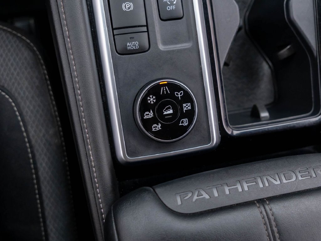 Used 2024 Nissan Pathfinder SV AWD/4WD image 23