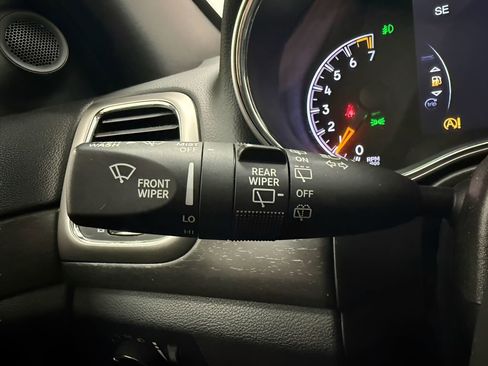 Used 2018 Jeep Grand Cherokee Altitude image 15