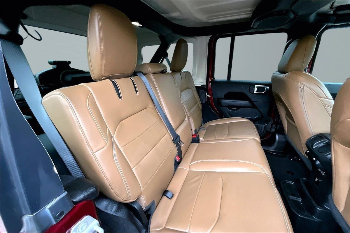 Used 2021 Jeep Wrangler Unlimited Sahara w/ Cold Weather Group AWD/4WD image 14