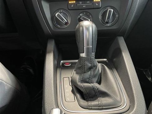 Used 2017 Volkswagen Jetta SE image 17