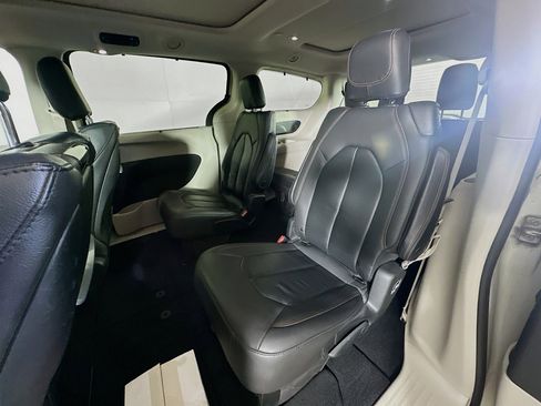 Used 2019 Chrysler Pacifica Touring-L Plus w/ Advanced Safetytec Group FWD image 25