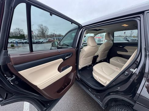 Used 2022 Toyota Highlander XLE image 23