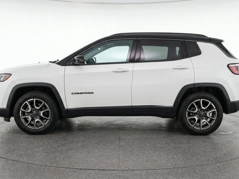 Used 2025 Jeep Compass Trailhawk AWD/4WD image 3