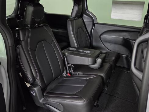 New 2026 Chrysler Pacifica Select image 31