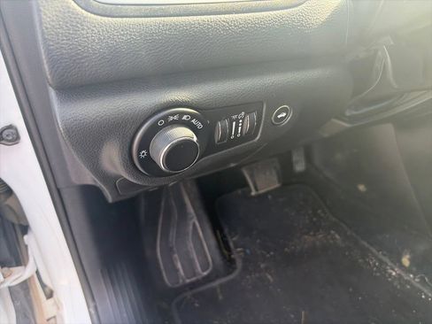 Used 2015 Chrysler 200 Limited w/ Convenience Group FWD image 21