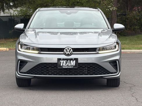Used 2025 Volkswagen Jetta SE FWD image 9